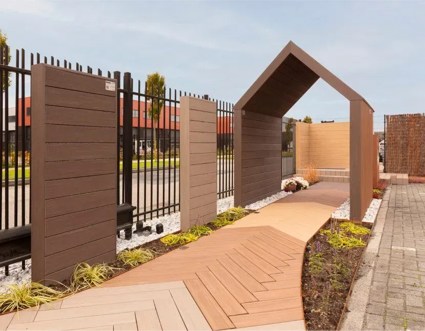 Showroom bij Kerama met alle planktypes waar je overheen kunt lopen