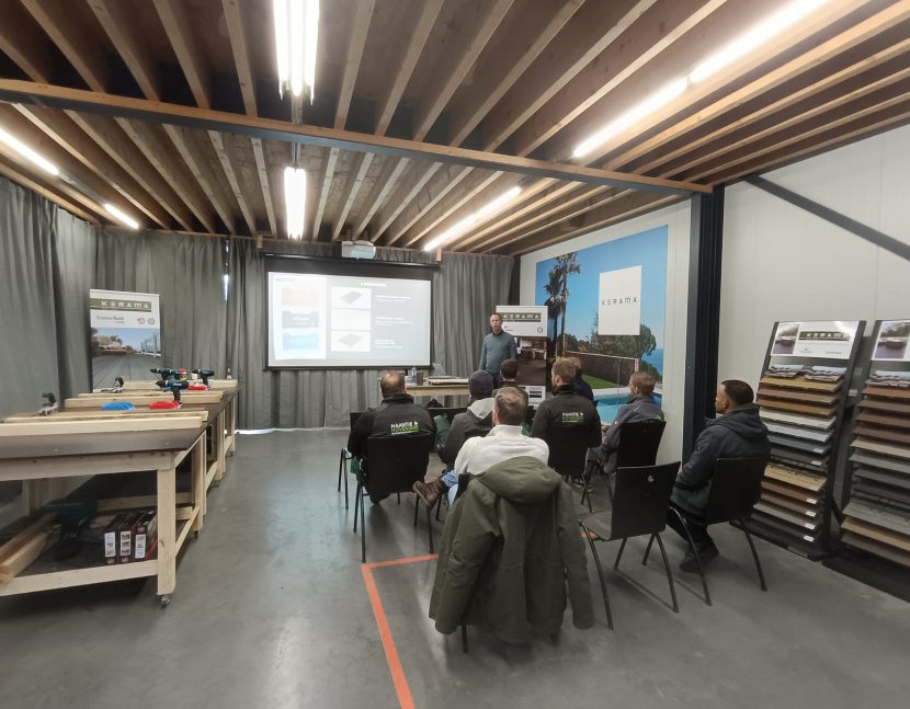 Hoveniers en professionals volgen een training over het gebruik van kerama planken